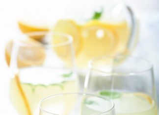 7 gute Gründe, warum du Zitronenwasser trinken solltest